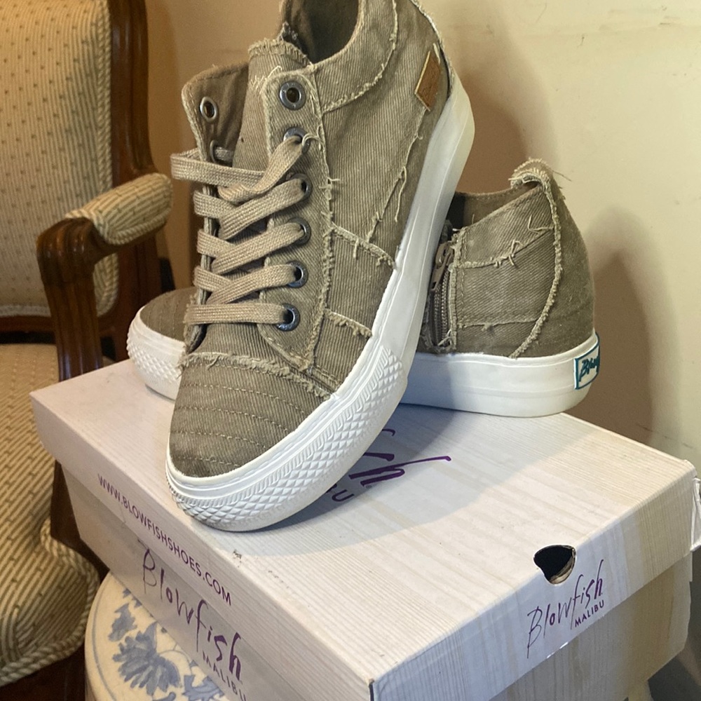 Beige/Taupe heeled sneaker